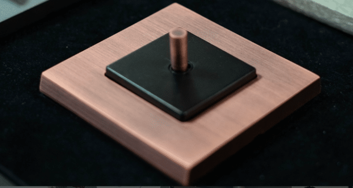 SOHO switch with toggle